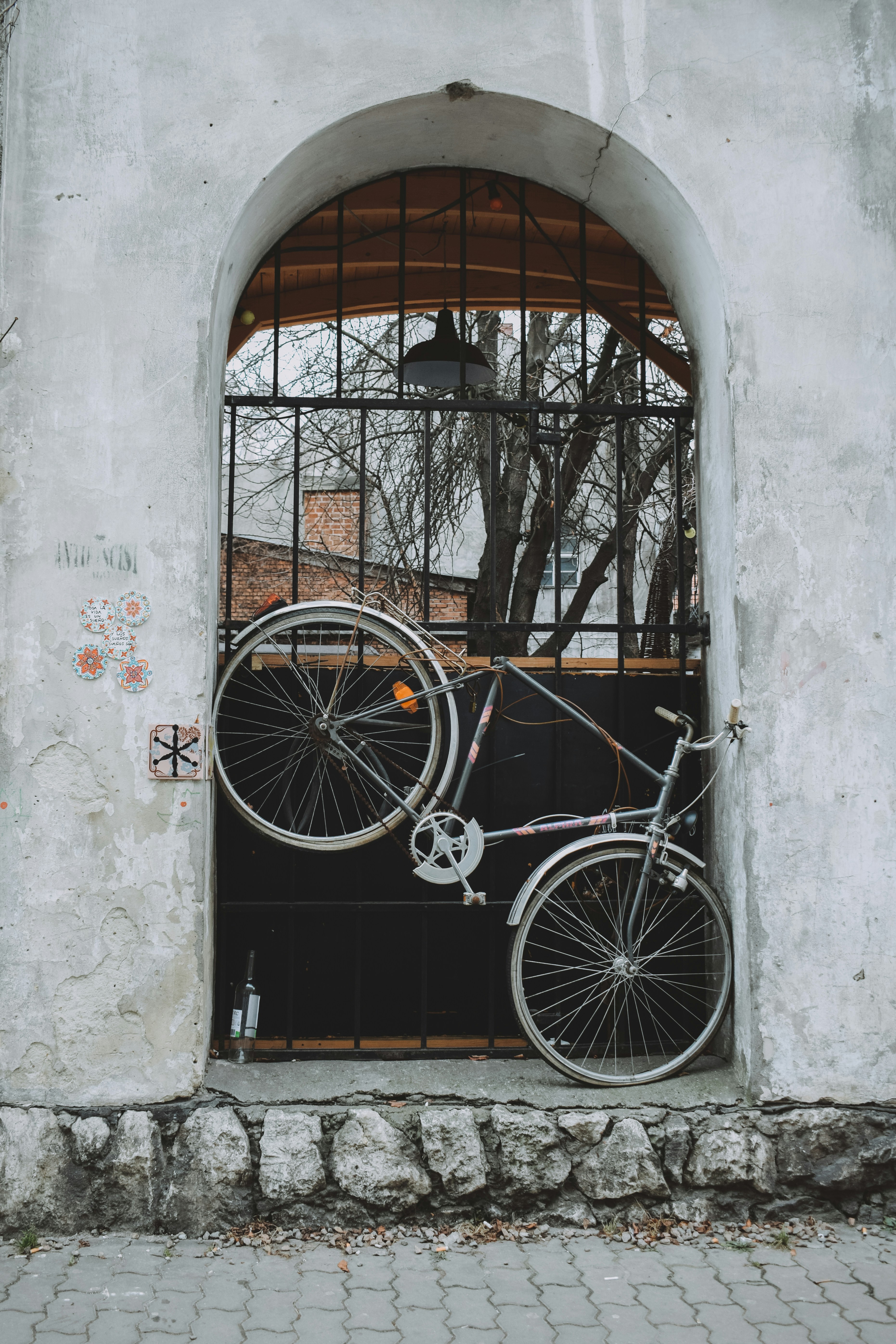 Bicicleta de montaña cerca de la puerta de la Casa Negra