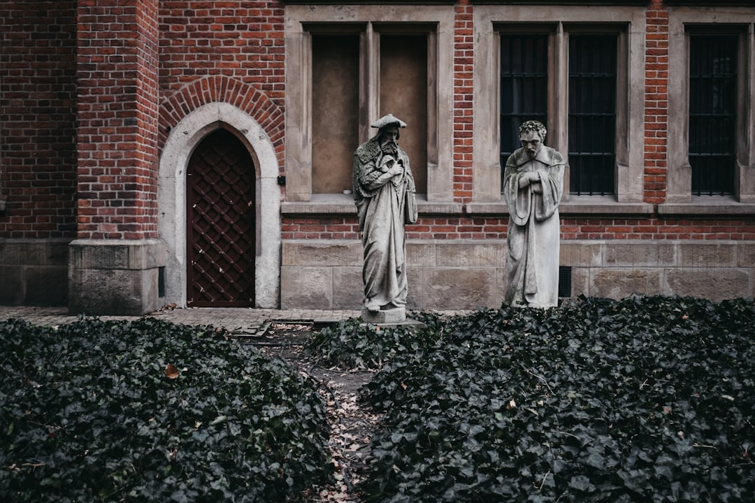 two man statutes near buildings