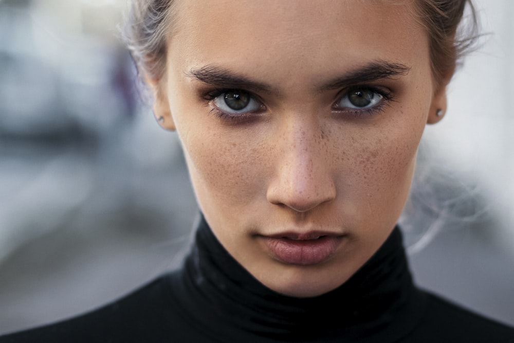 Femme en haut à col roulé noir