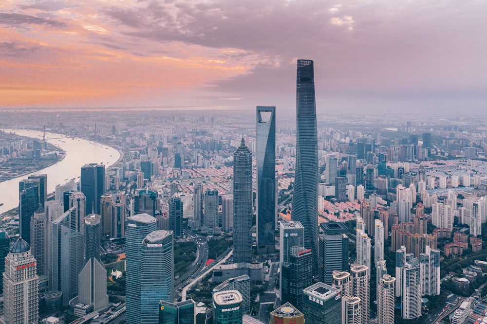 Fotografía aérea de edificios de la ciudad