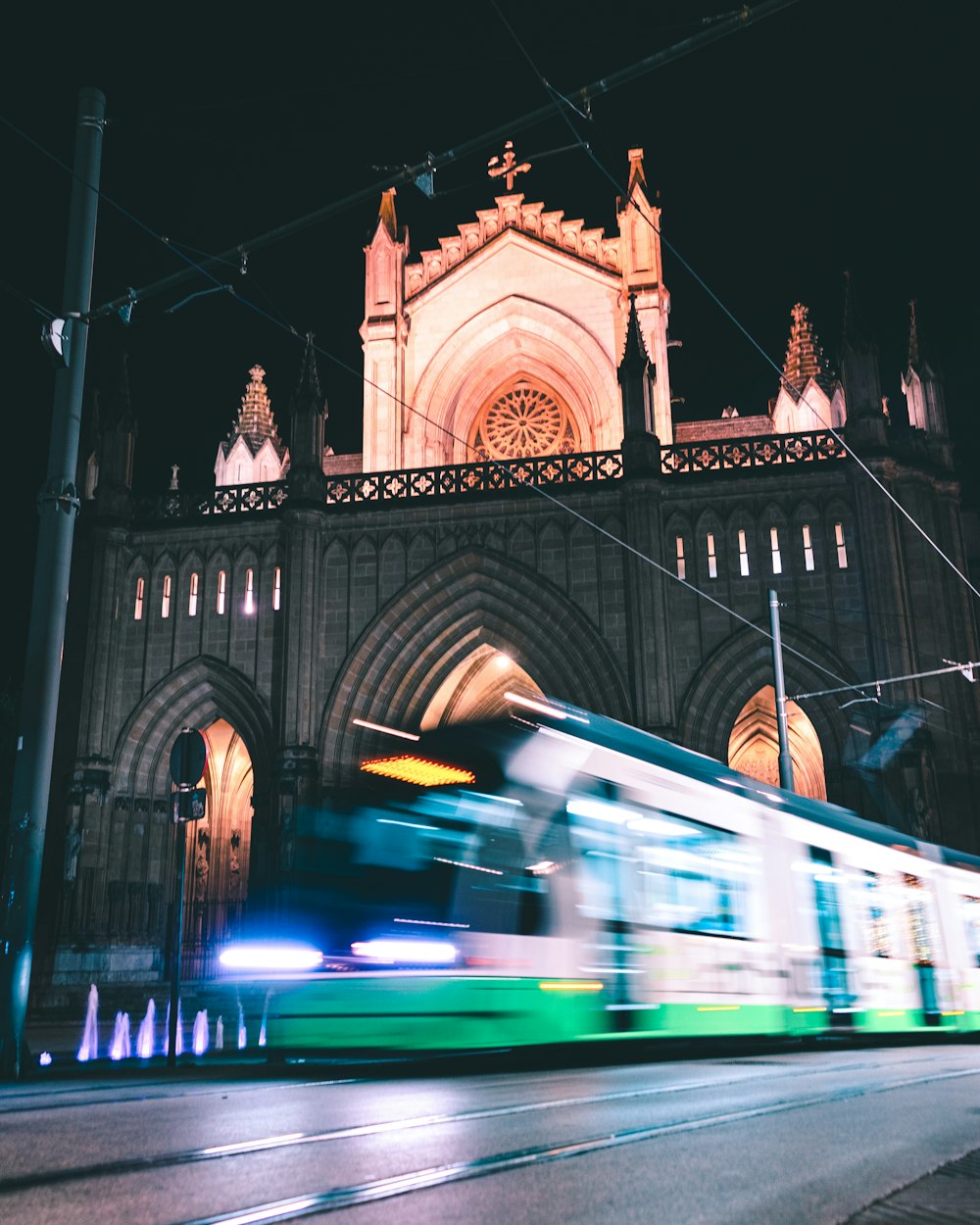 S’entraîner près d’un bâtiment pendant la nuit