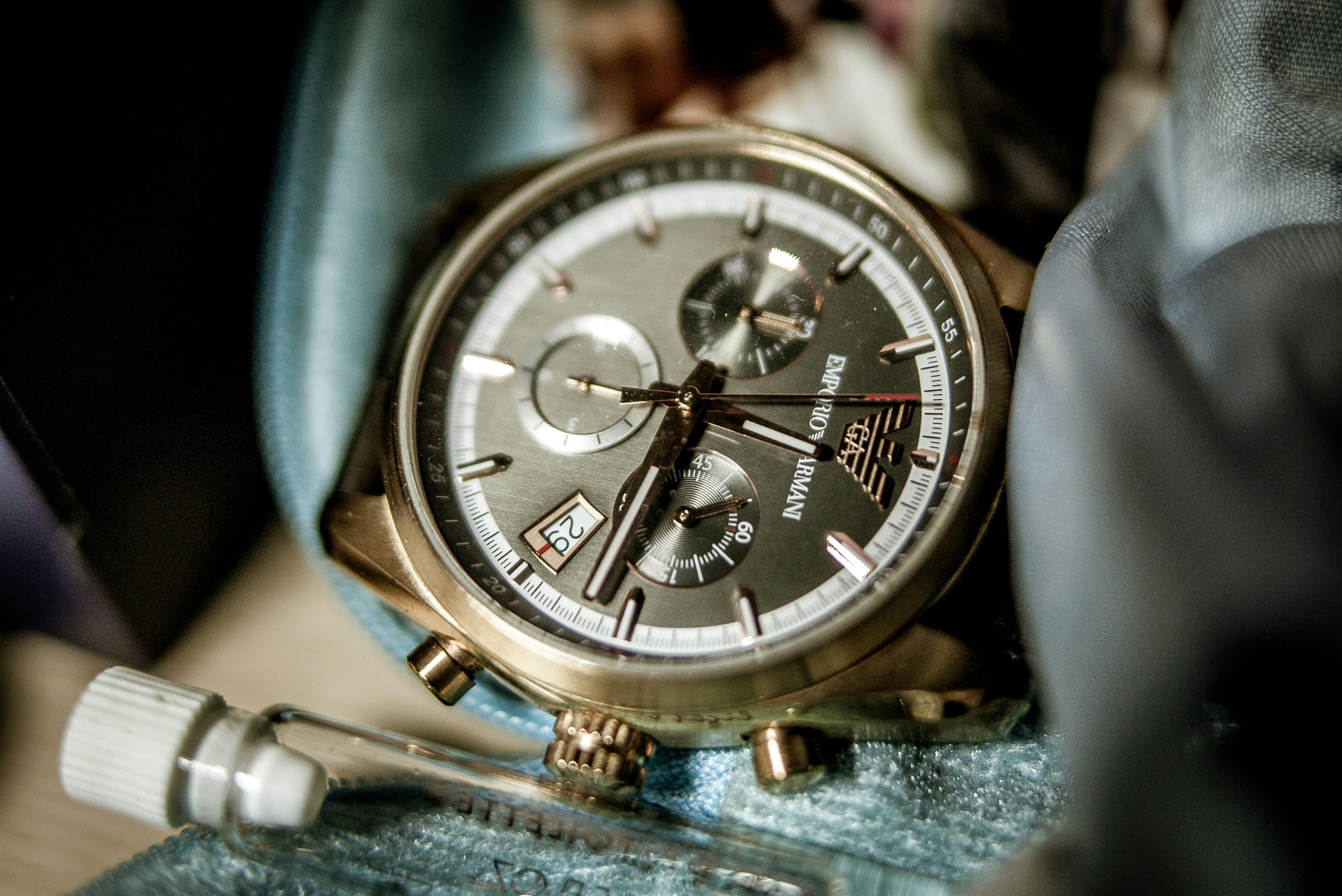 Runde schwarze Chronographenuhr