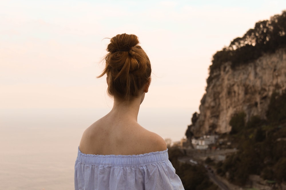 mulher que veste o top branco off-shoulder