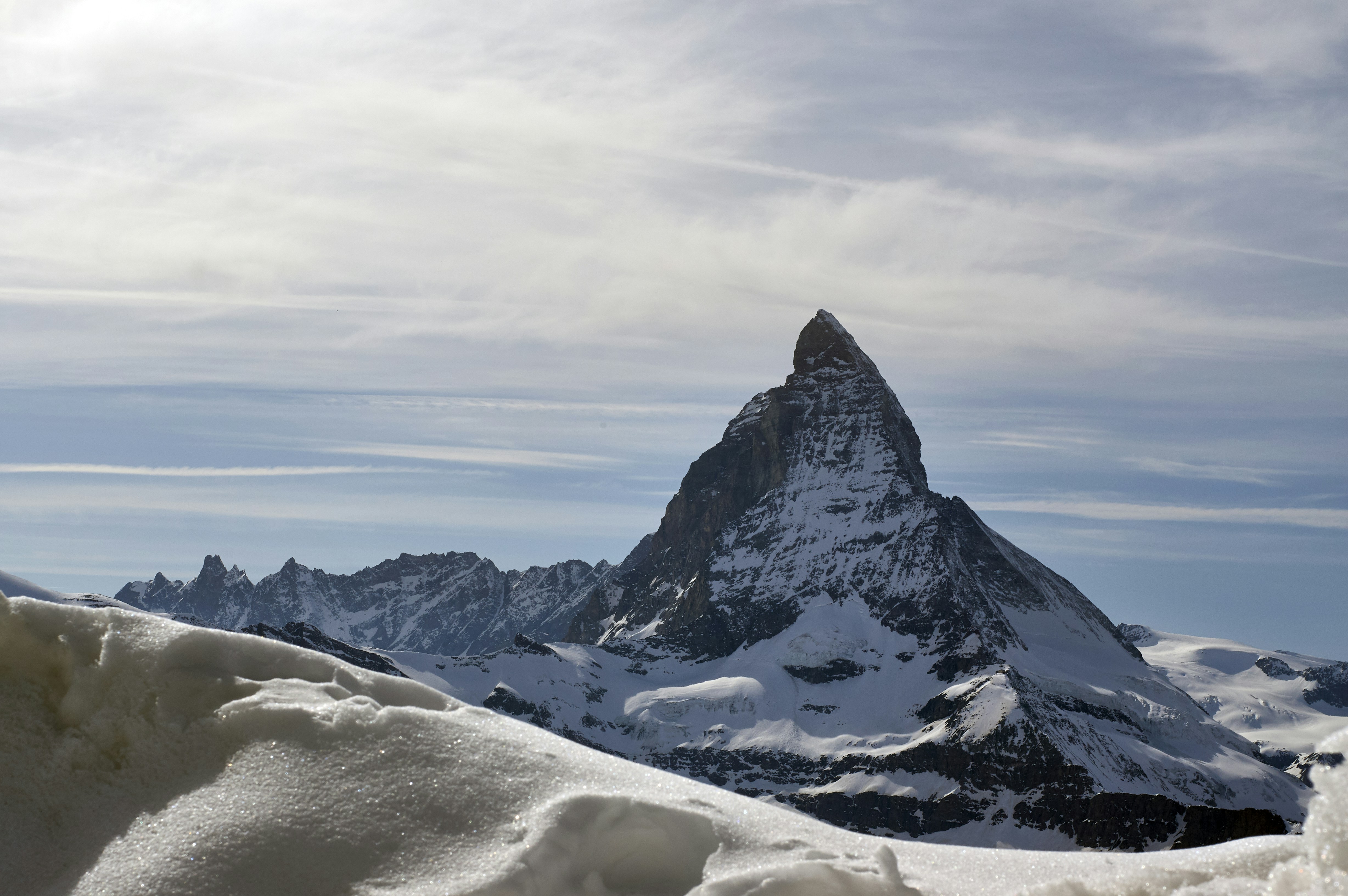 Montaña cubierta de nieve