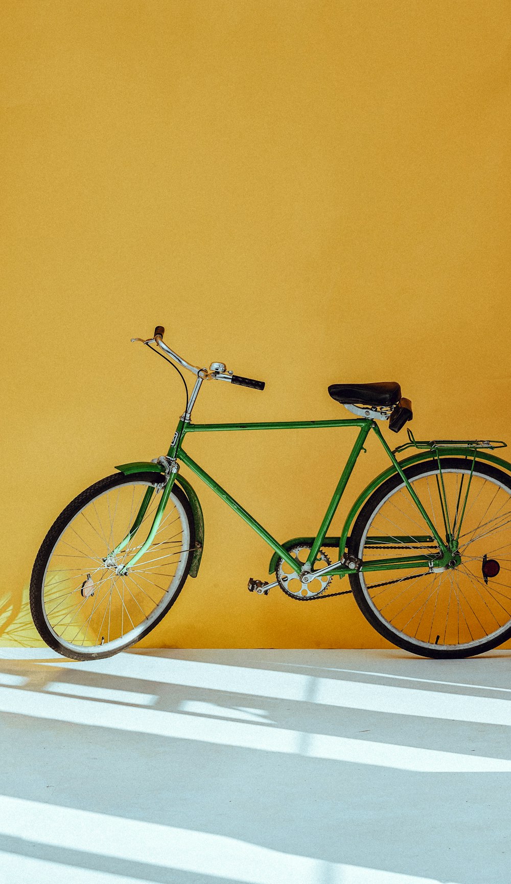 주차된 녹색 자전거