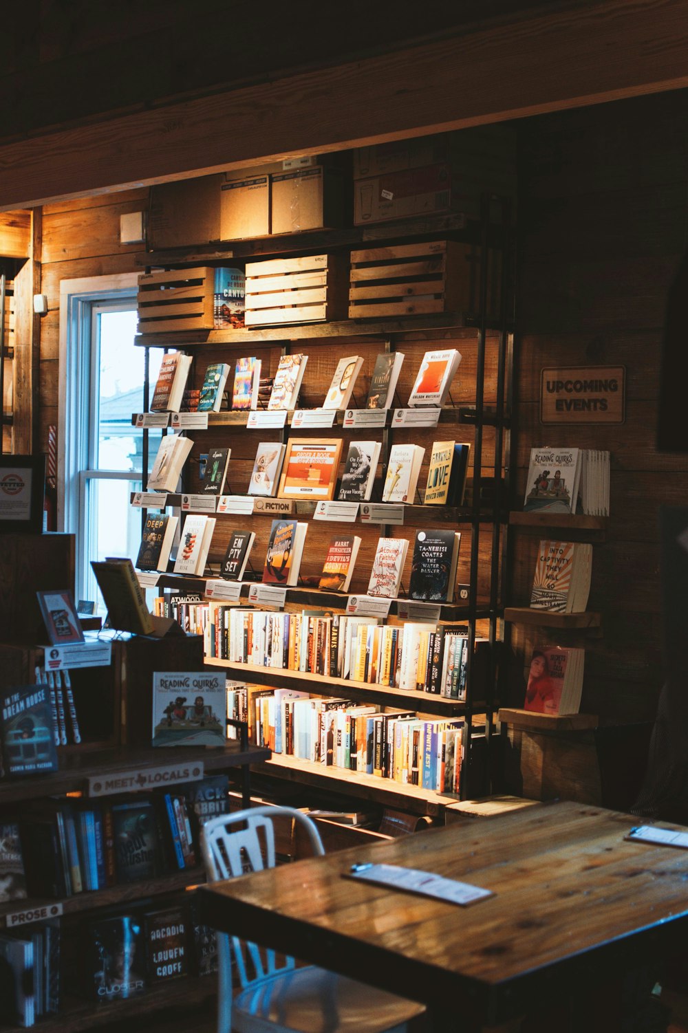 薄暗い部屋での本の展示