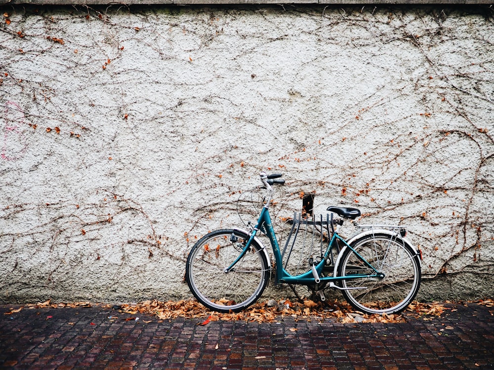bicicleta verde estacionada
