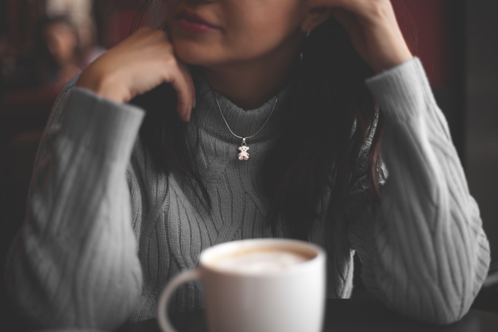 xícara de café na frente da mulher