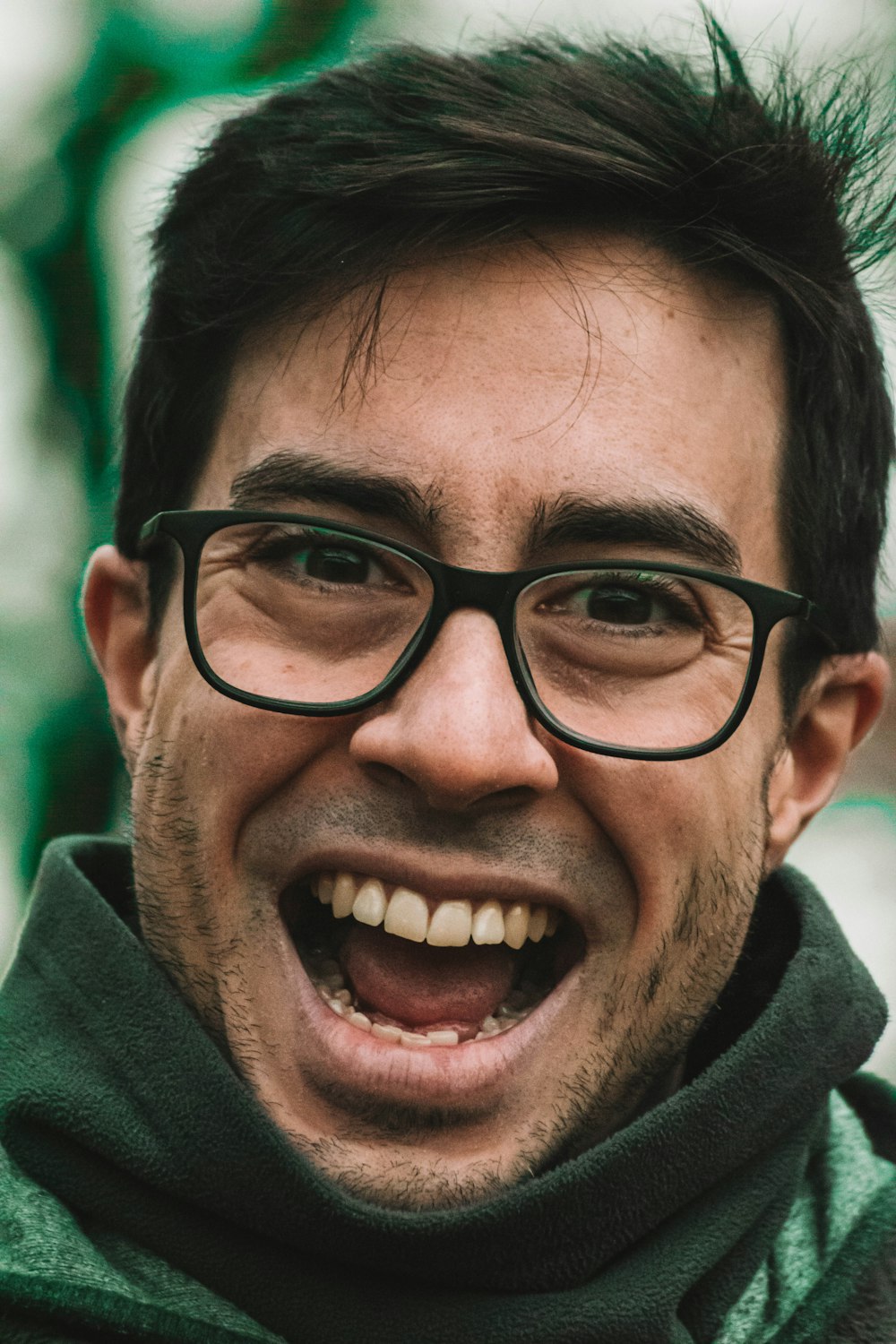 homme portant un haut noir et des lunettes à monture noire