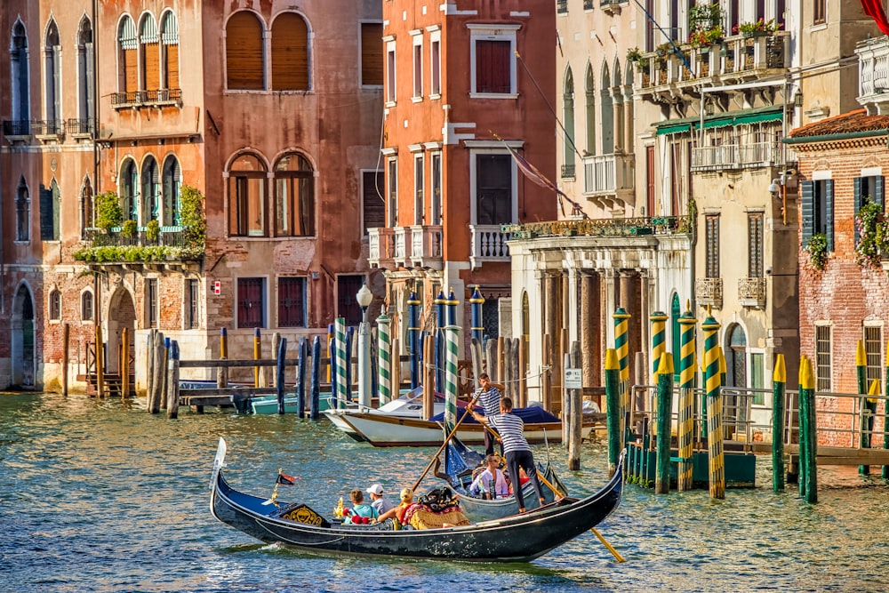 Peinture de personnes sur un bateau sur le Grand Canal