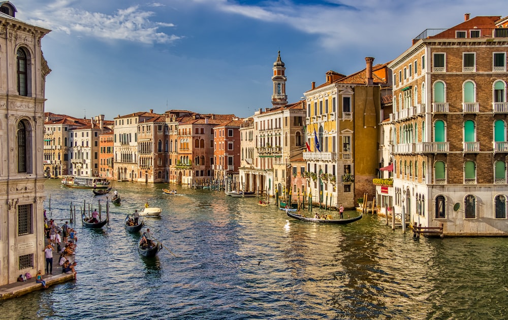 barche sullo specchio d'acqua durante il giorno