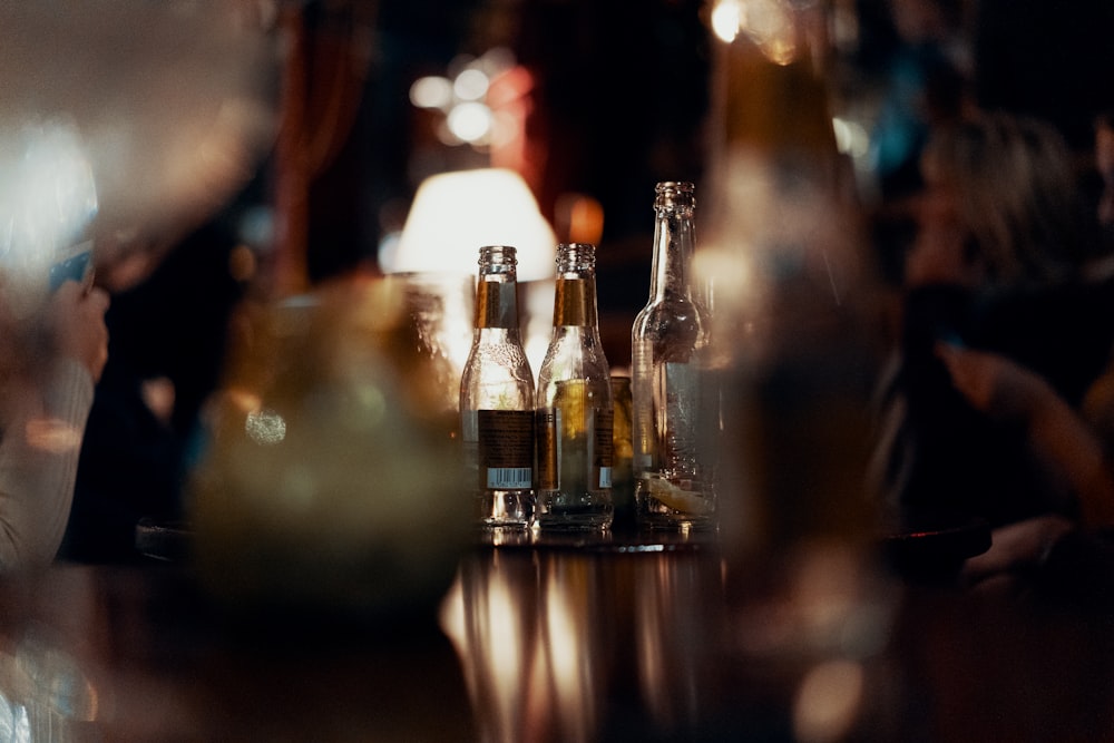 bouteilles en verre transparent sur la table