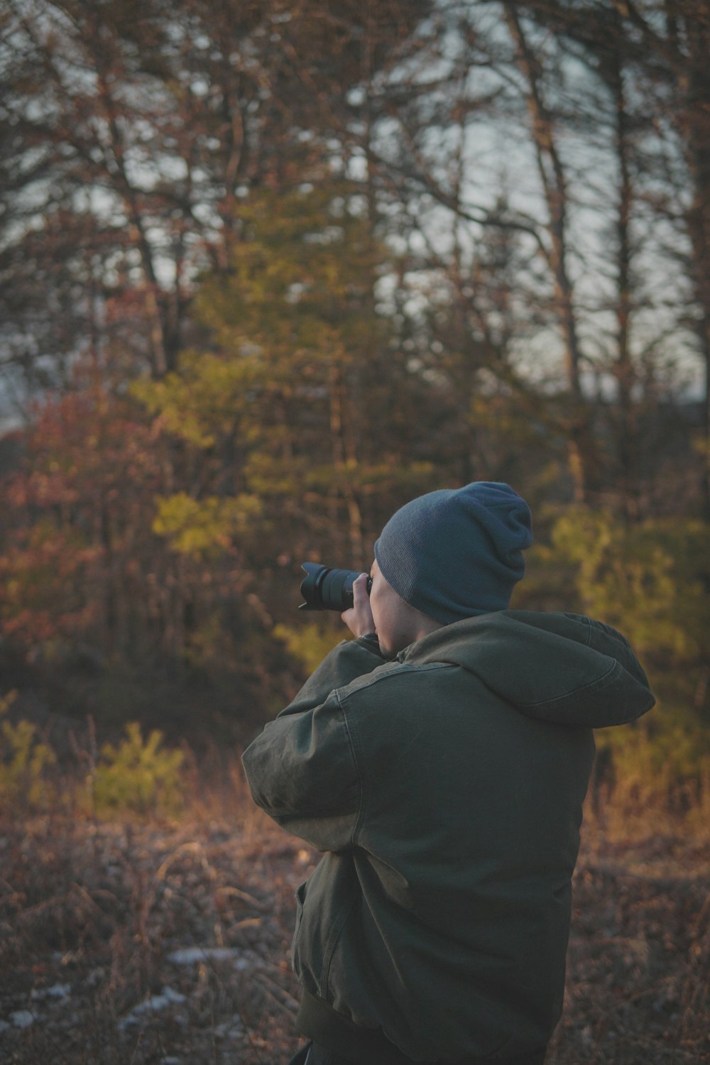 Mann mit grauem Pullover-Kapuzenpullover fotografiert mit Kamera