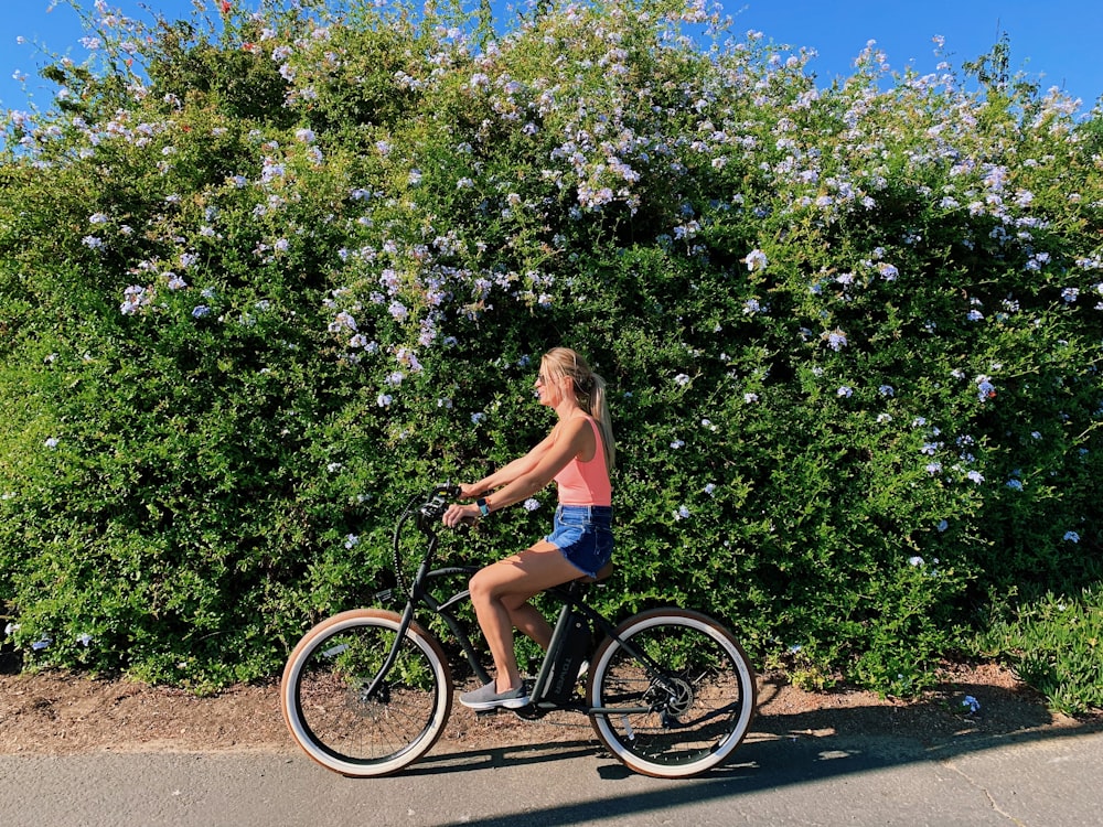 menina que anda de bicicleta na estrada durante o dia