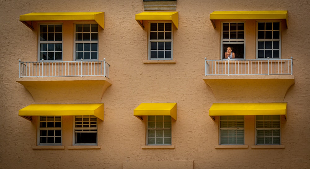 Person im Hausfenster