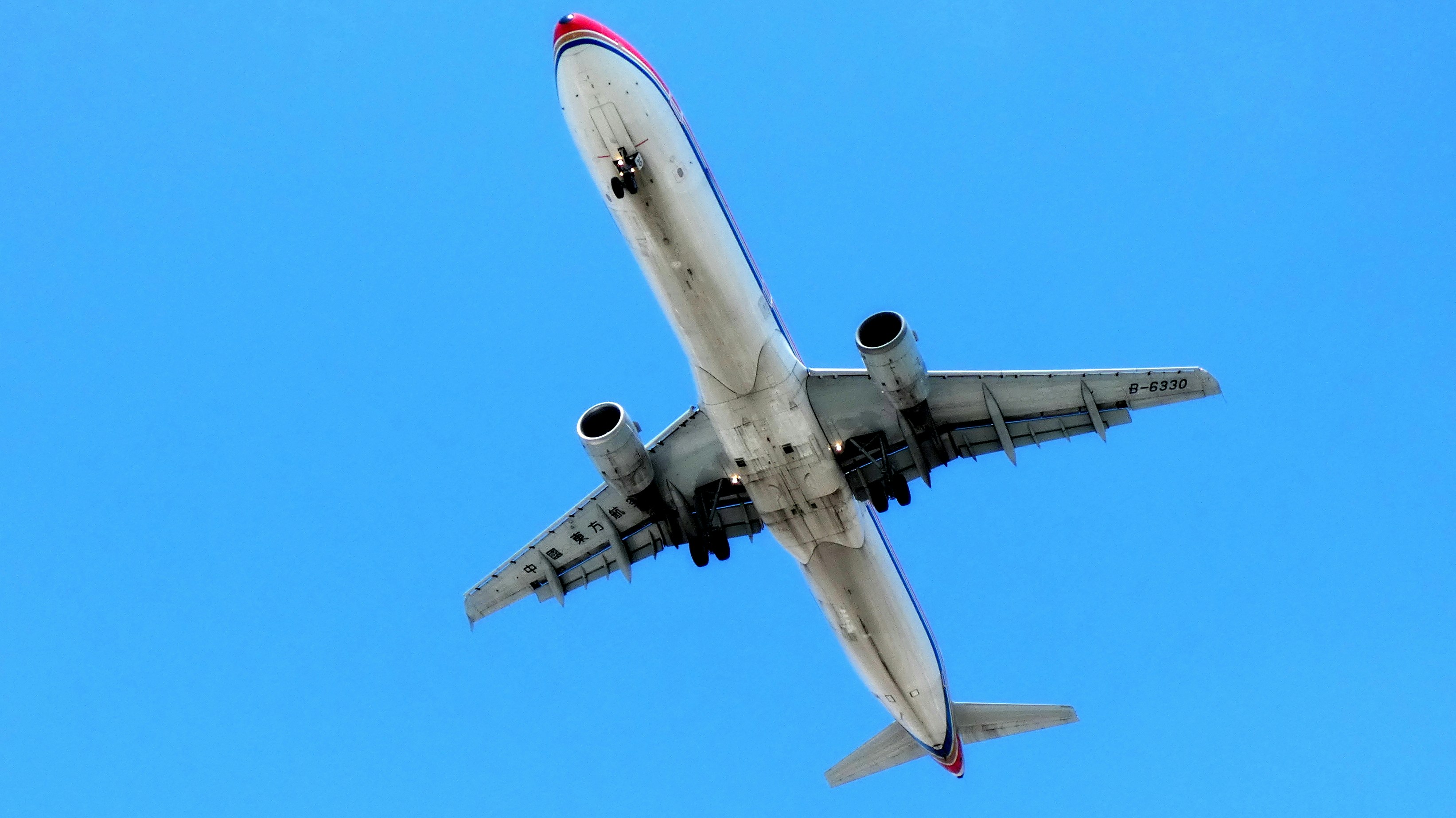 white airplane, Final approach
