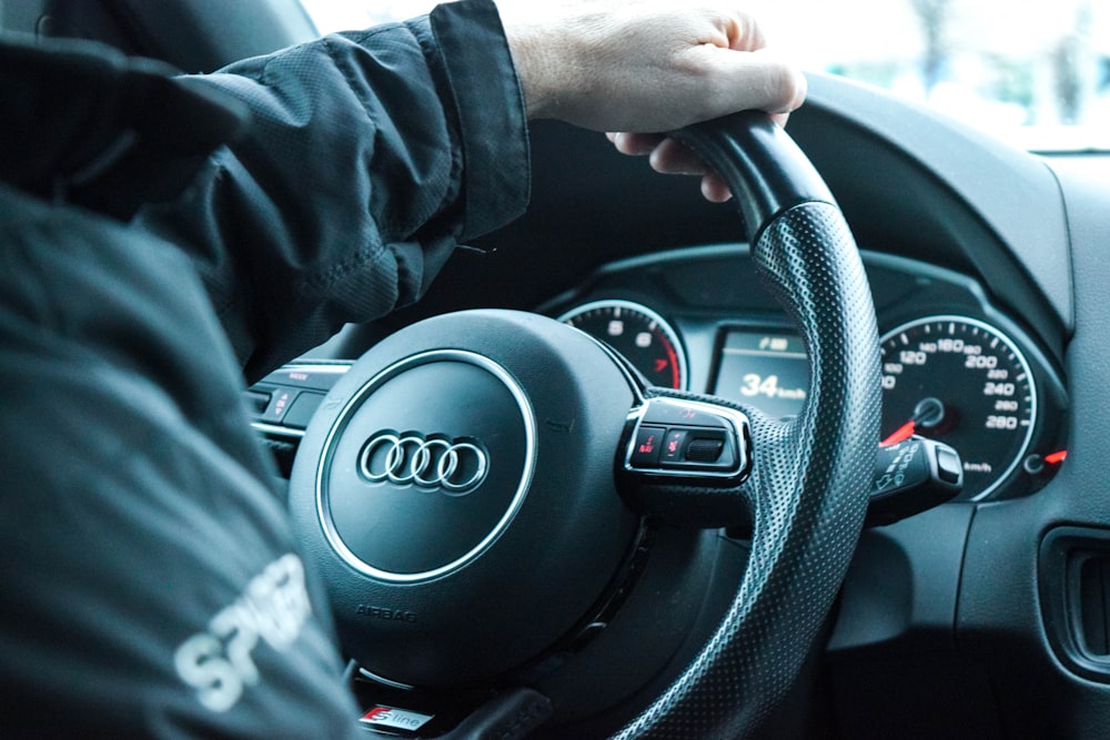 persona alla guida di un'auto Audi