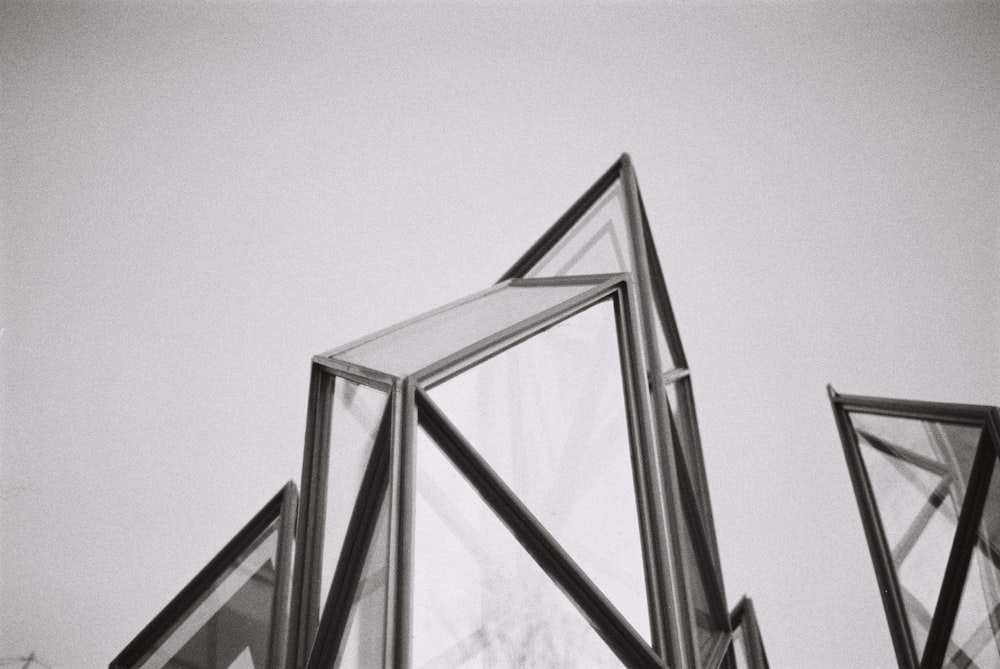 Photographie en niveaux de gris en contre-plongée d’un bâtiment en verre