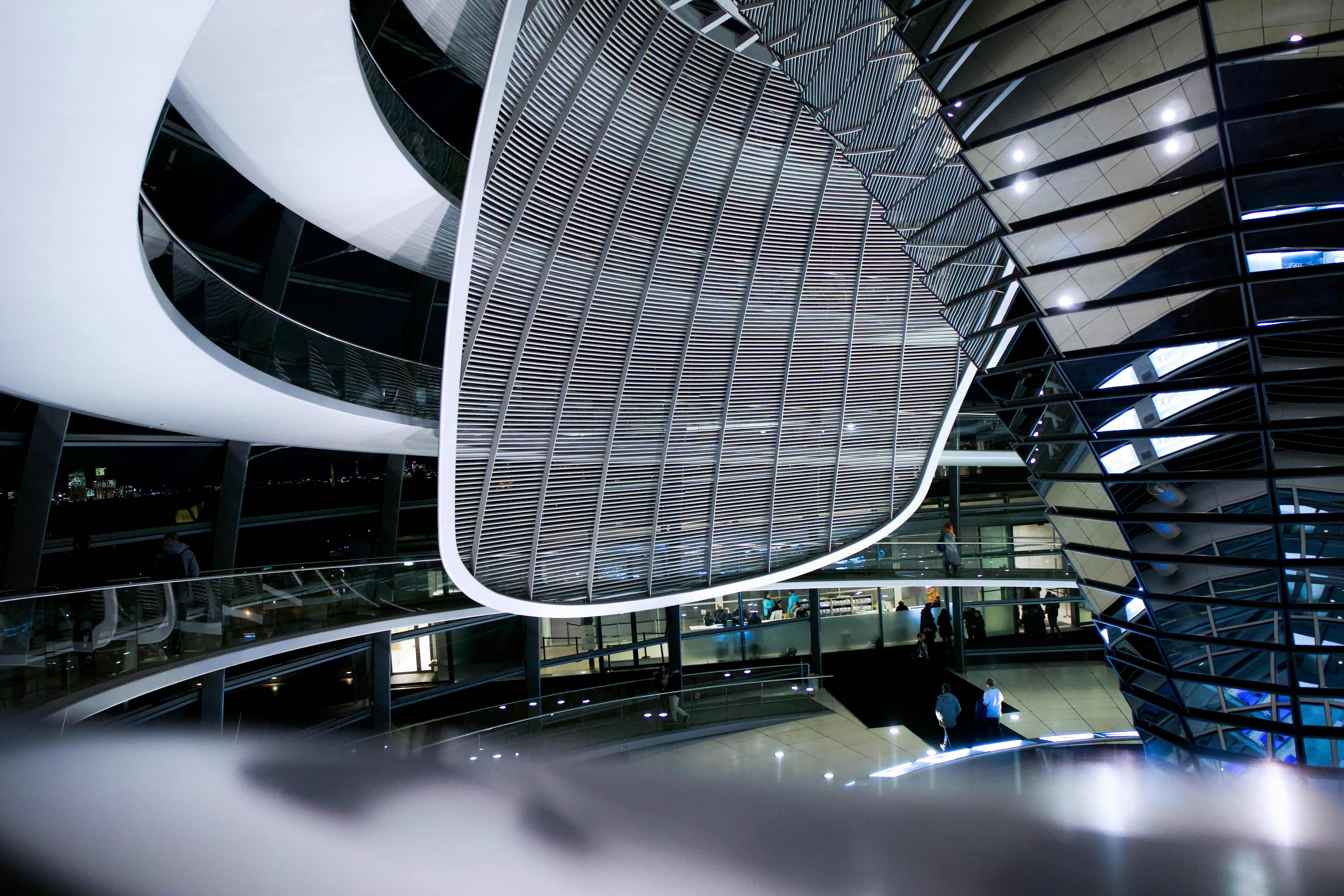 photo-1578548052374-2b1be1915dac?ixid=M3wxMjA3fDB8MXxzZWFyY2h8MTIxfHx0ciVDMyVCQ2ZmZWwlMjBpbSUyMGdsYXMlMjBoYWx0YmFya2VpdHxlbnwwfHx8fDE3MDEzNjE4MDF8MA%5Cu0026ixlib=rb-4.0.3