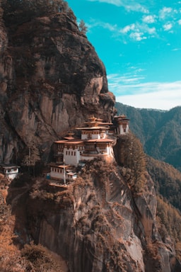 architectural photography,how to photograph a cliff side with a building on top of it