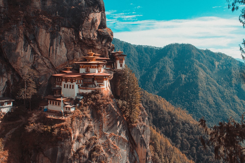 Templo de Paro Taktsang en Bután viendo la montaña bajo el cielo azul y blanco
