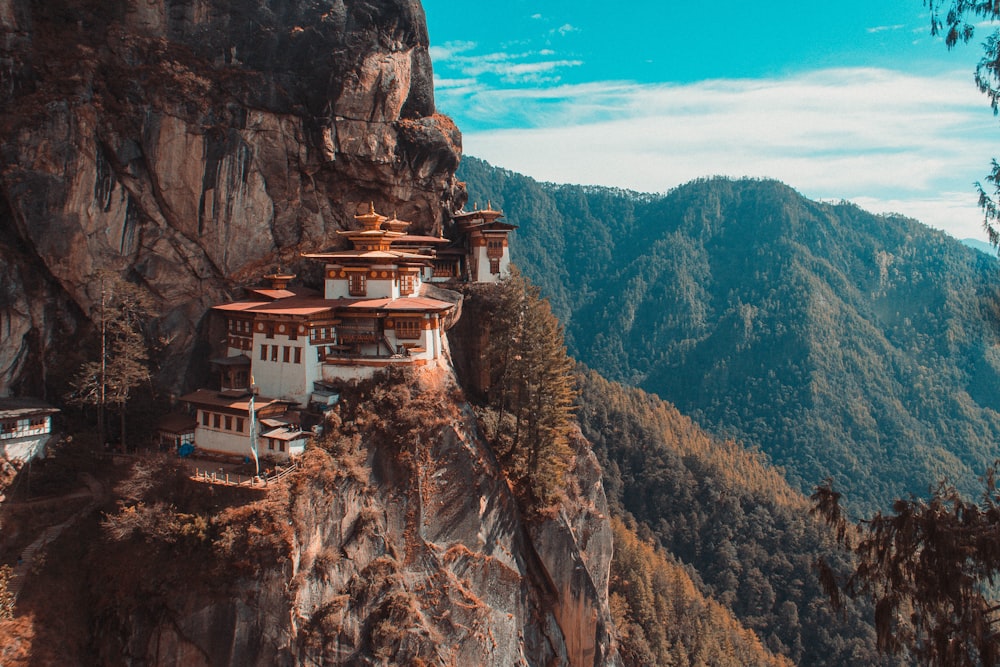 Templo de Paro Taktsang no Butão que vê a montanha sob o céu azul e branco