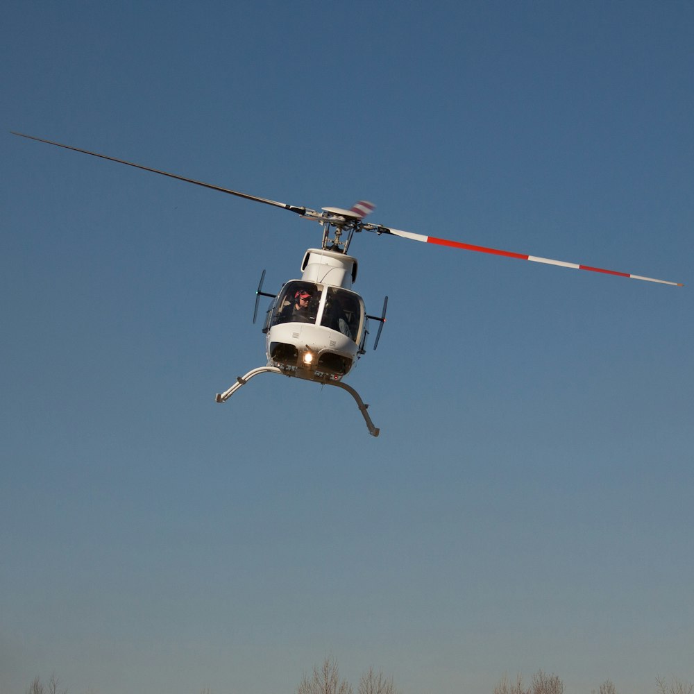 hélicoptère dans les airs pendant la journée