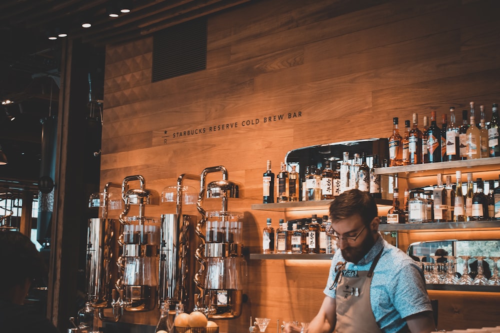 barista all'interno del bar