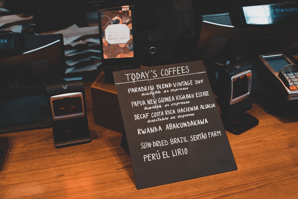 Letrero de cafés de hoy en una superficie de madera