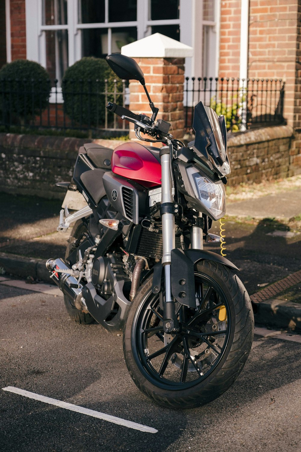 motocicleta nua preta e vermelha