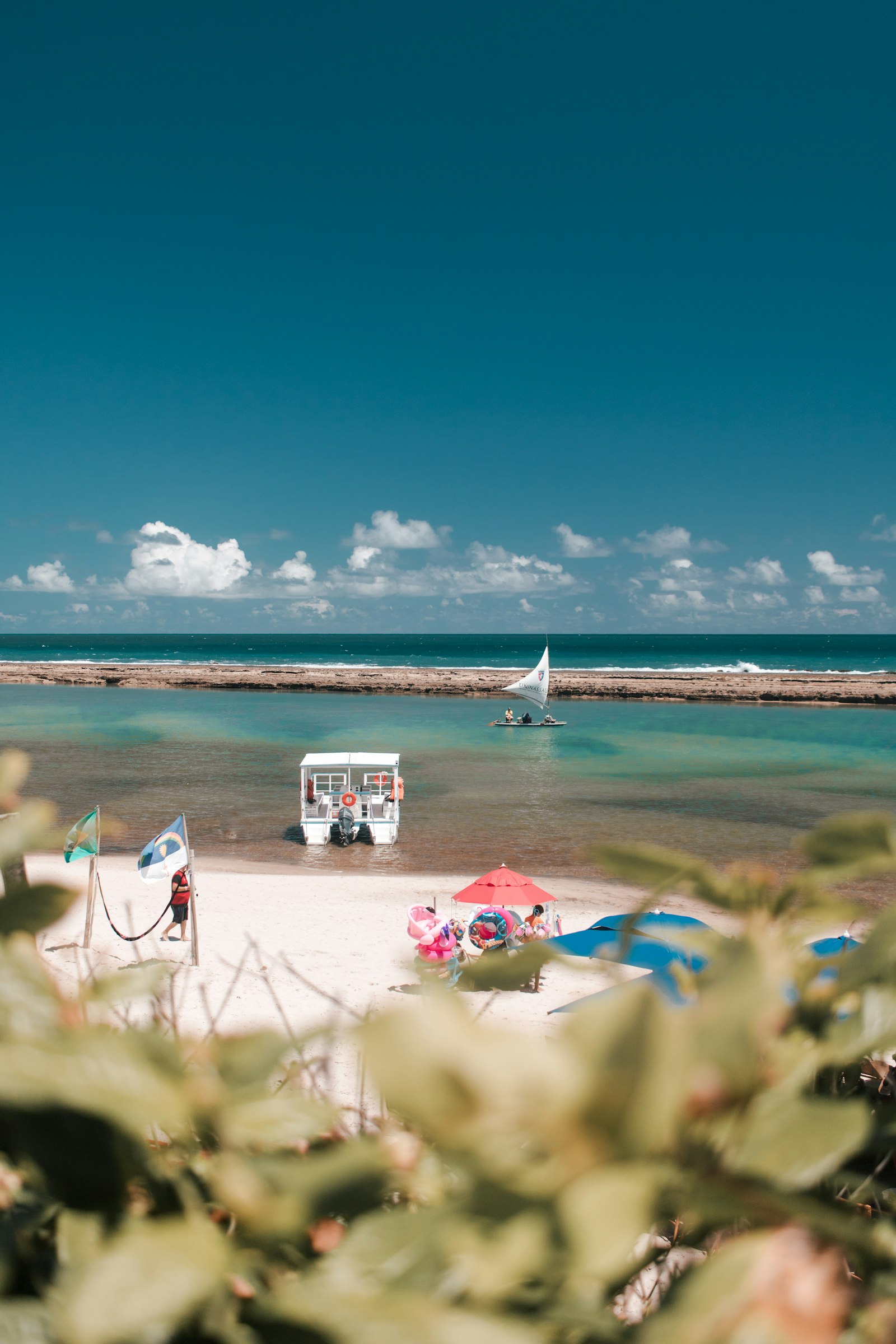 Canon EOS 750D (EOS Rebel T6i / EOS Kiss X8i) + Canon EF-S 24mm F2.8 STM sample photo. People on shore and photography