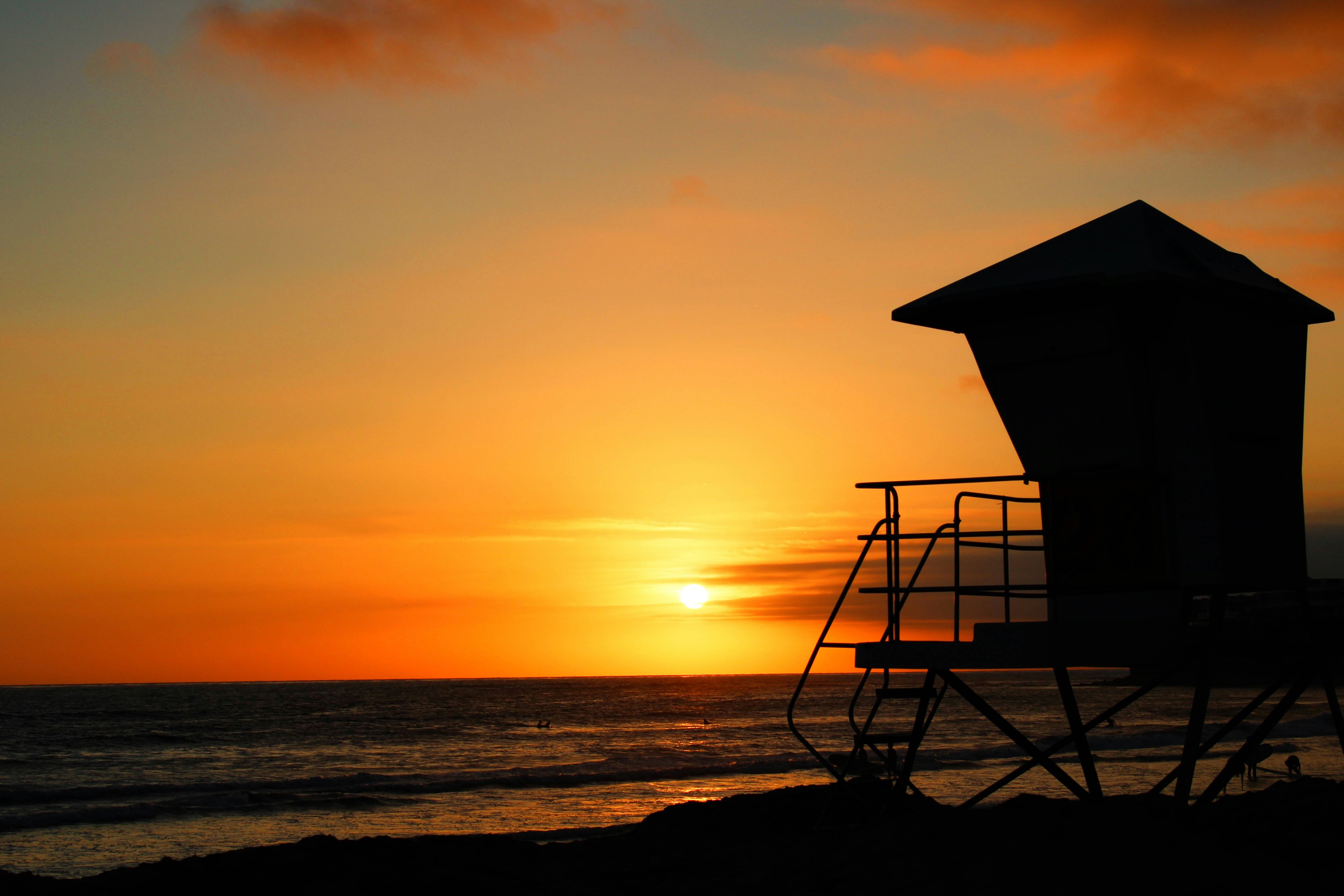 barracão de palafitas na praia durante o dia