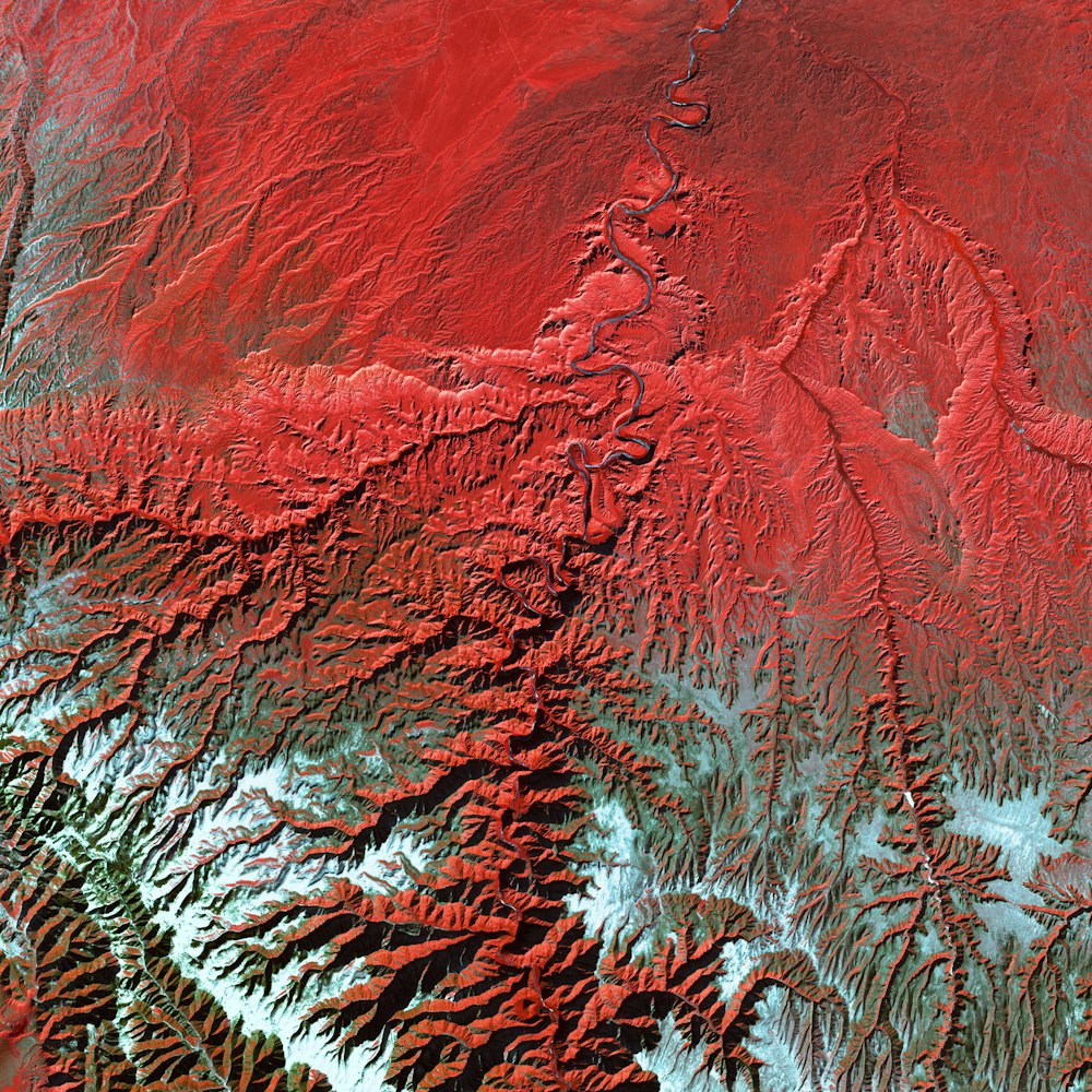 Une image satellite d’une chaîne de montagnes rouges
