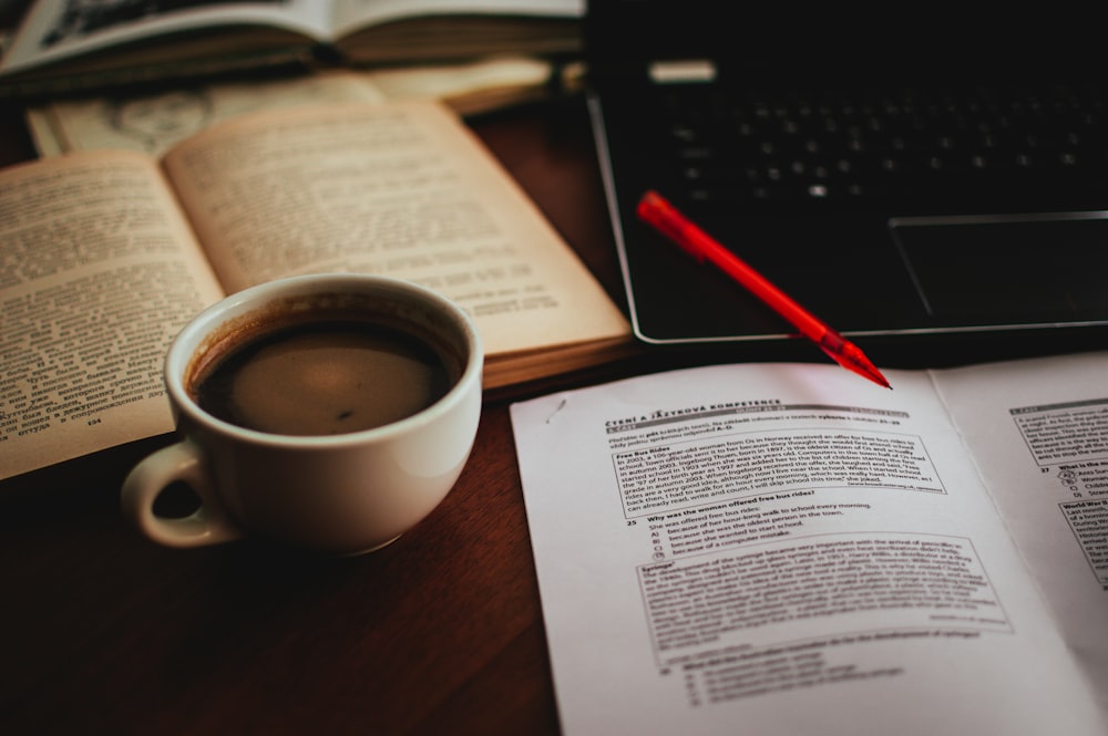 tazza di caffè accanto al libro aperto