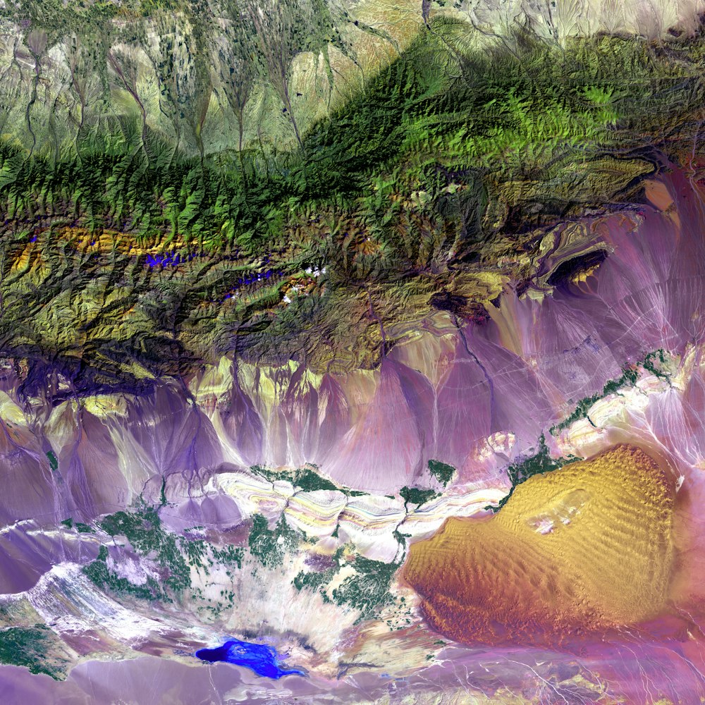 une vue aérienne d’une chaîne de montagnes