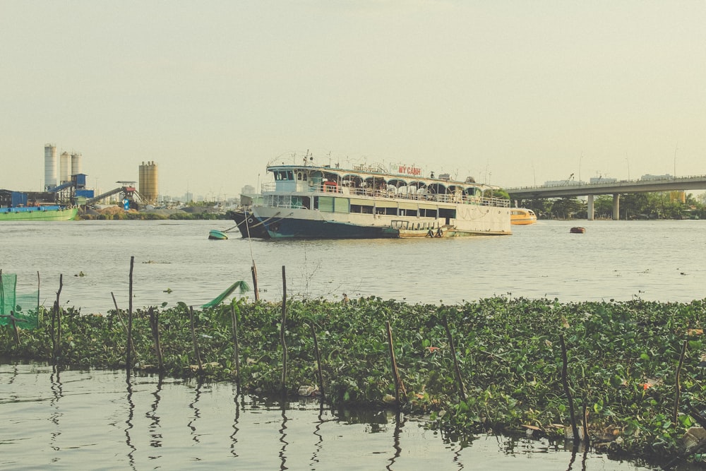 Weißes Tourenboot tagsüber