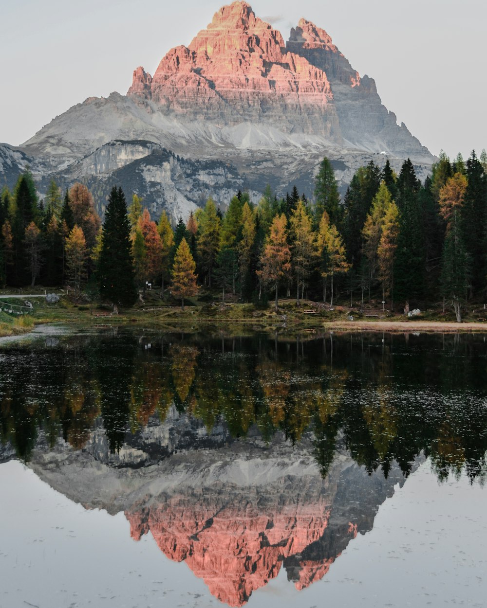 Photographie de reflet de l’eau de la crête de la montagne