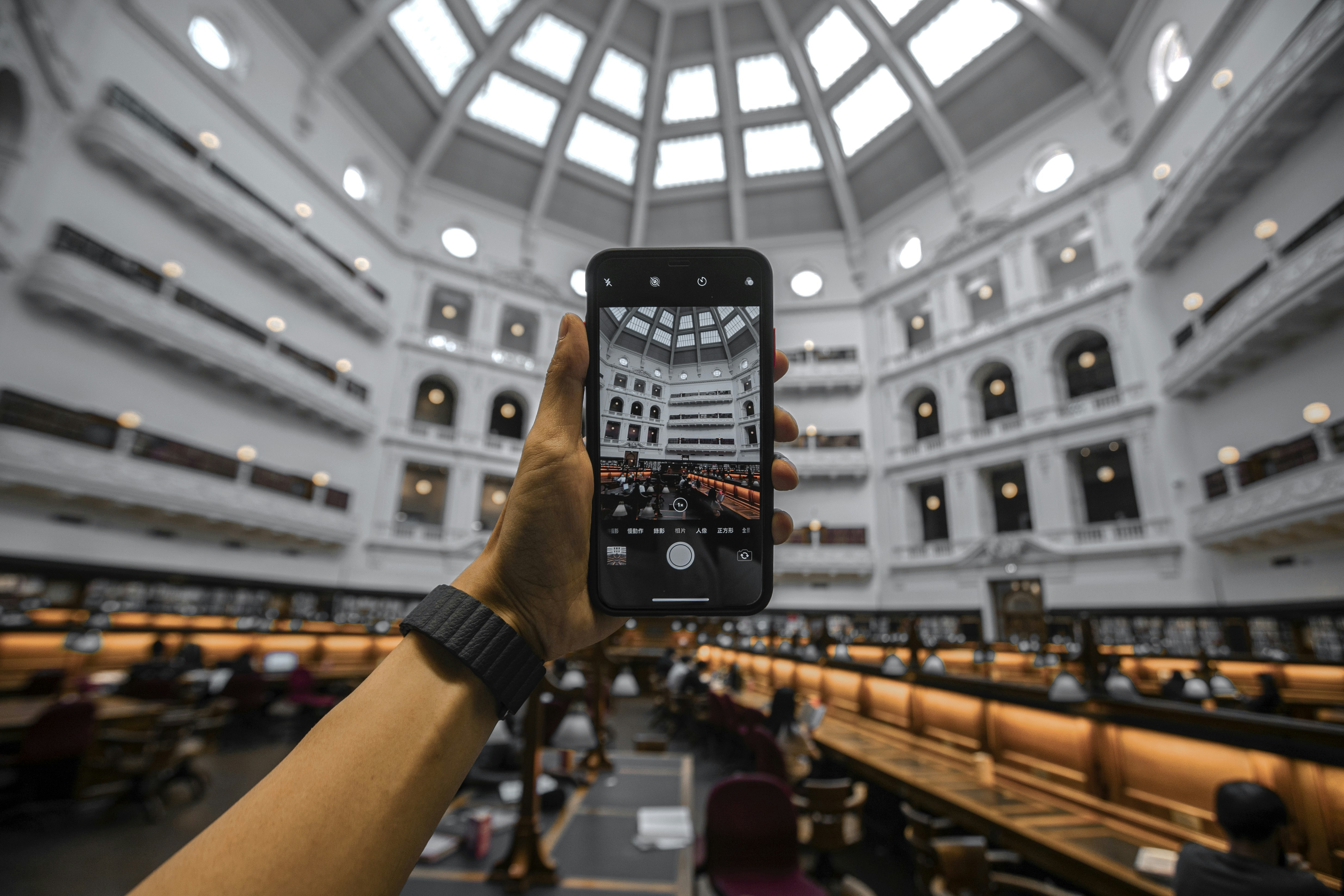 renter using virtual tours on phone - apartments with virtual tours