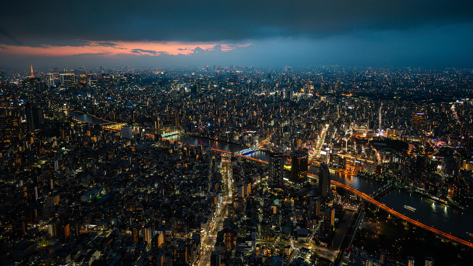 中層階から見下ろす夕暮れの街