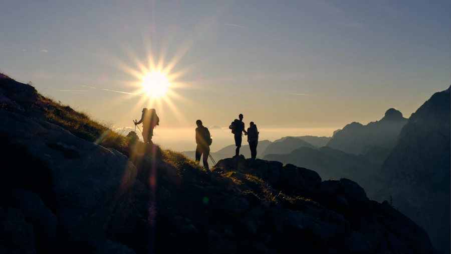 Un groupe en montagne au-dessus d'une mer de nuages