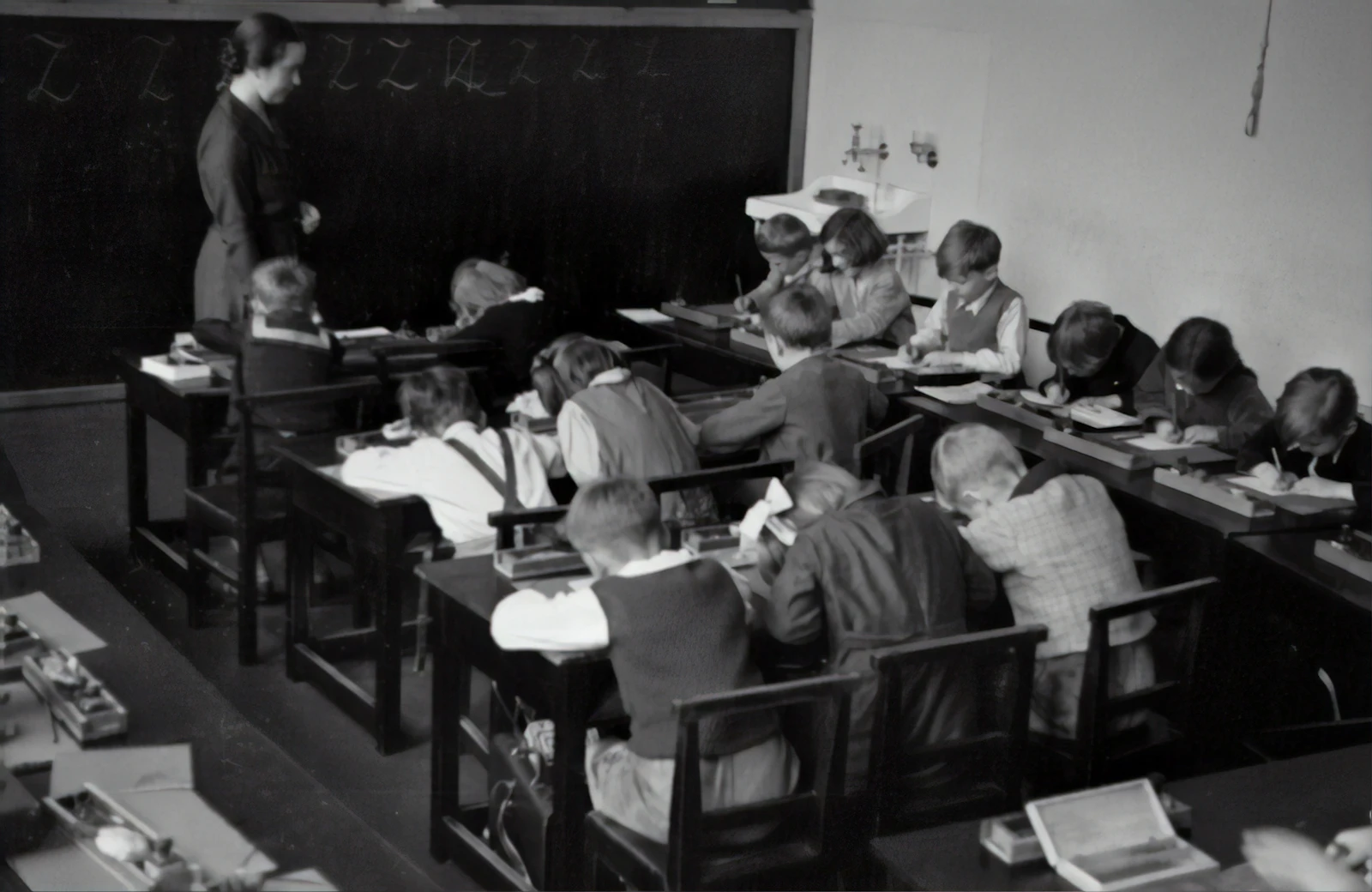 Enfant qui écrit en classe