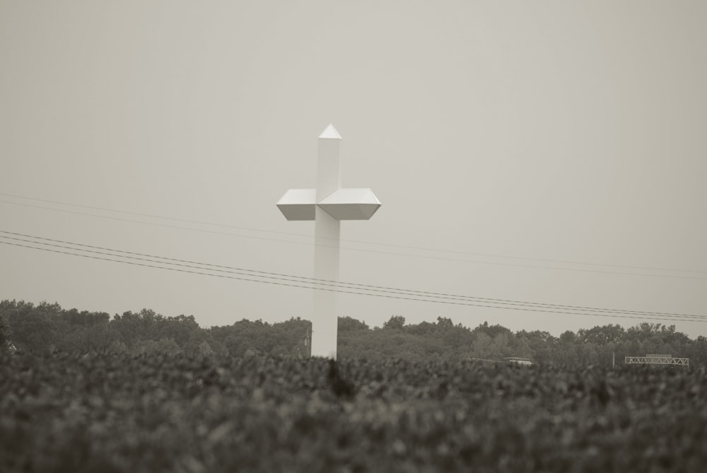 Foto en escala de grises de una cruz de madera