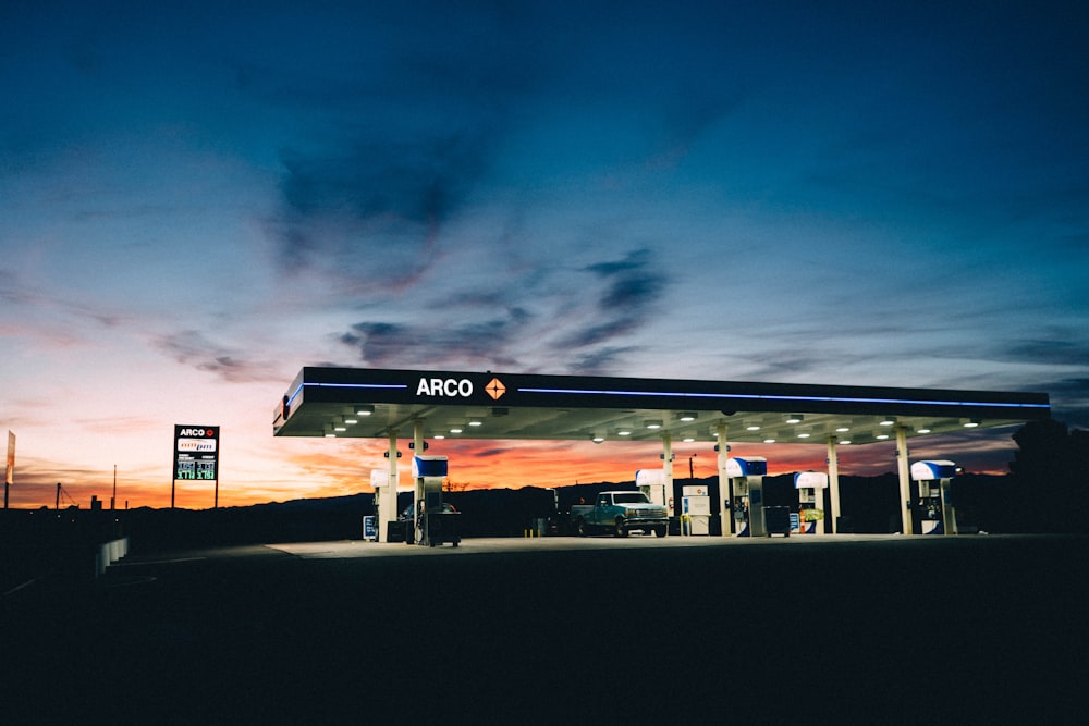 Posto de gasolina Arco durante a hora de ouro