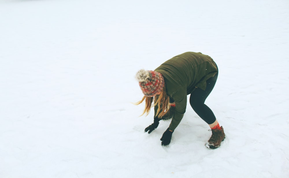 Mujer en el campo de nieve