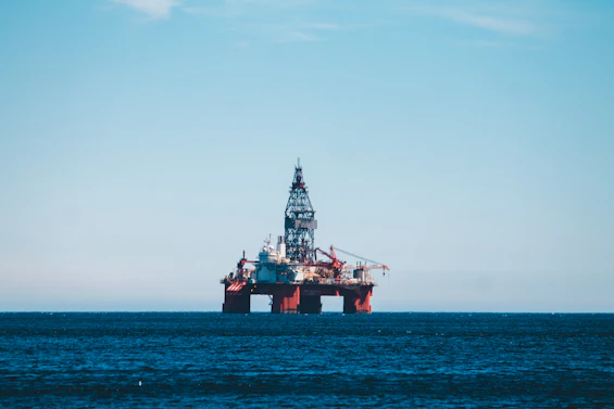 an oil rig in the middle of the ocean