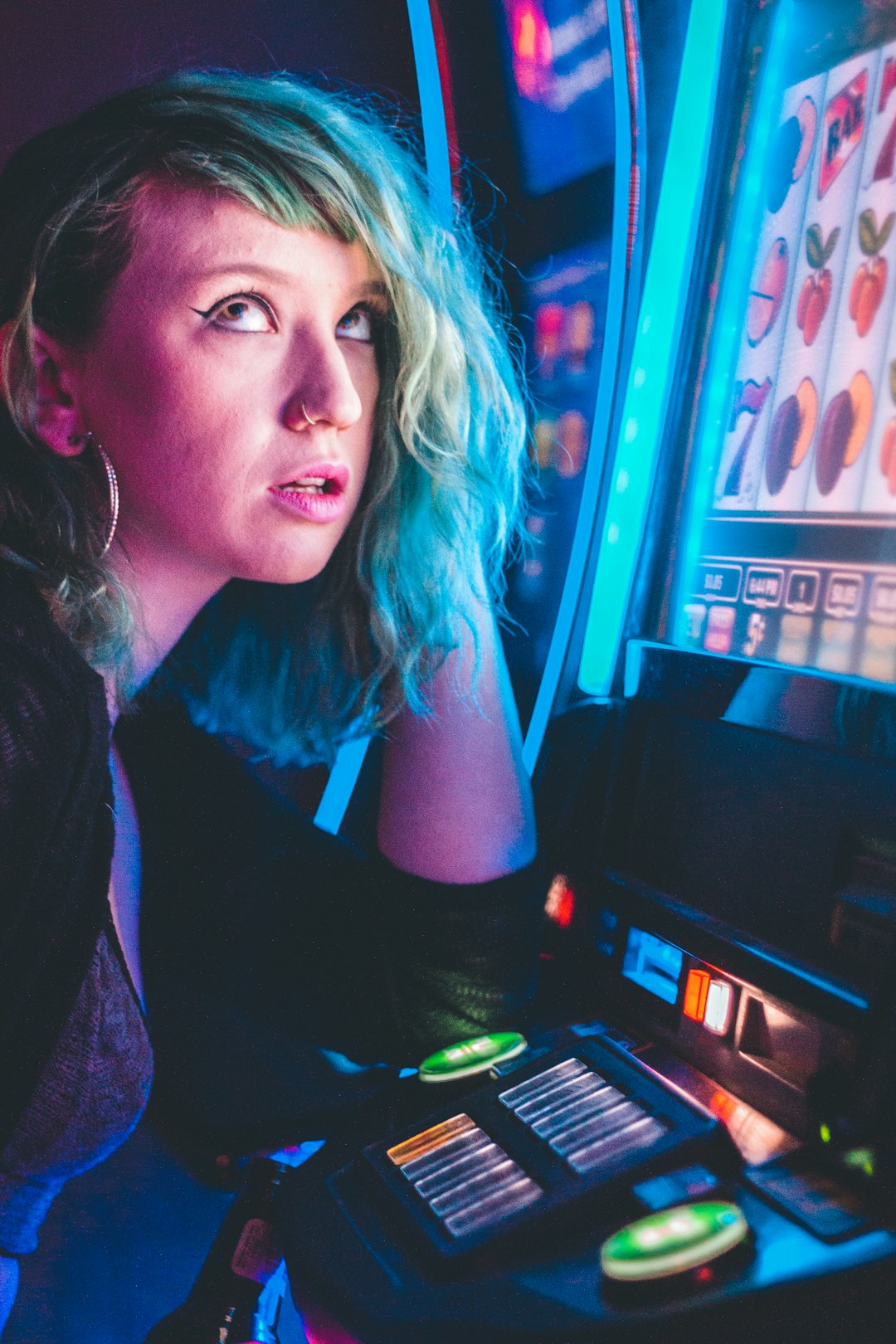 woman plying lucky 7 slot machine