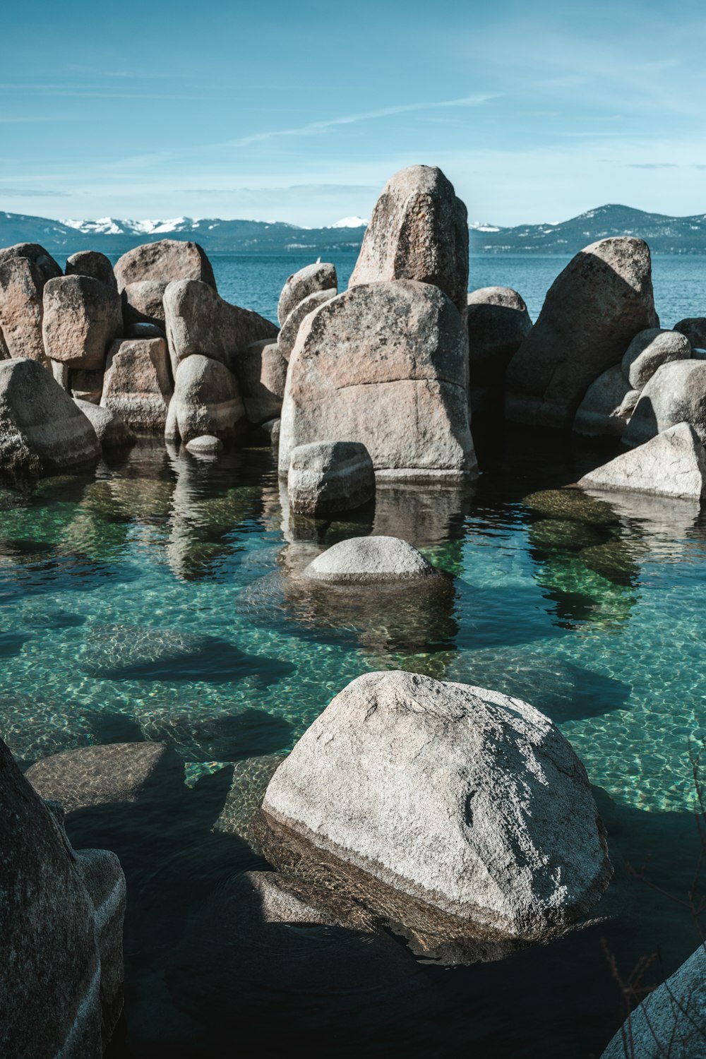 水域の灰色の岩層