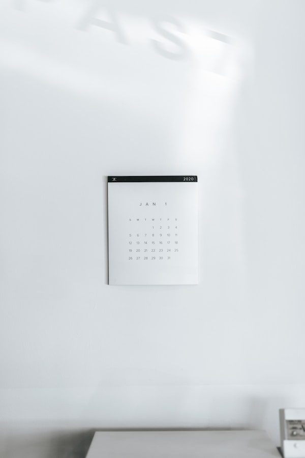 Calendario en blanco sobre un fondo claro