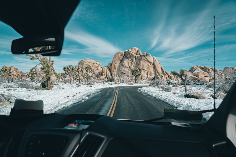 Fahrzeug auf der Straße in der Nähe von Stone Mountain