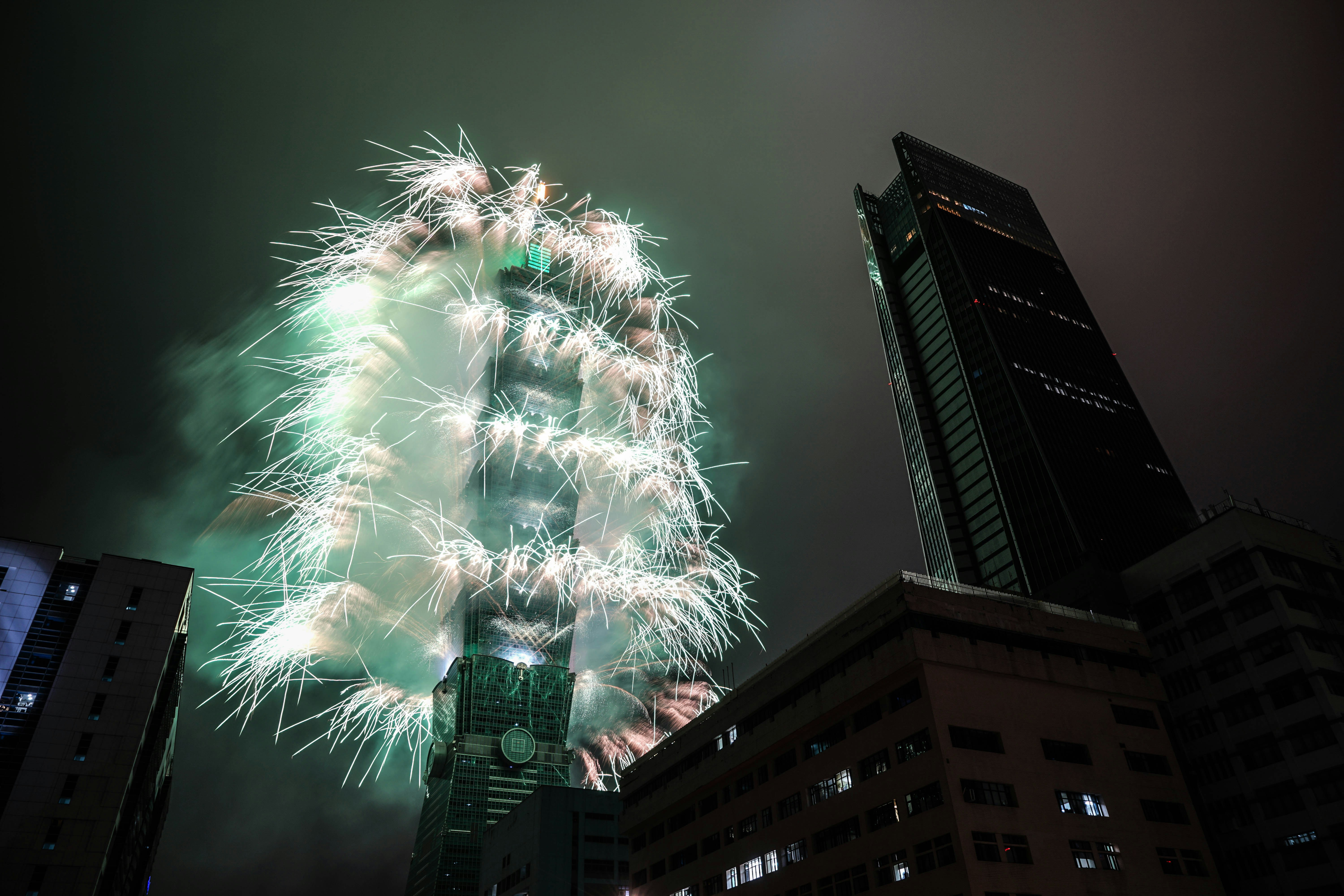 夜間の建物での花火の撮影の写真 Unsplashで見つける台北の無料写真